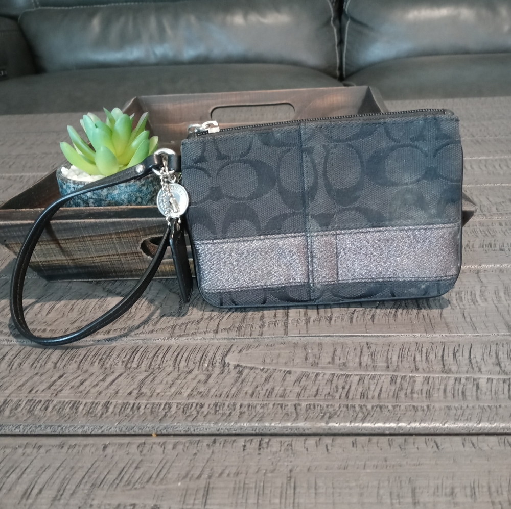🌷Coach signature wristlet